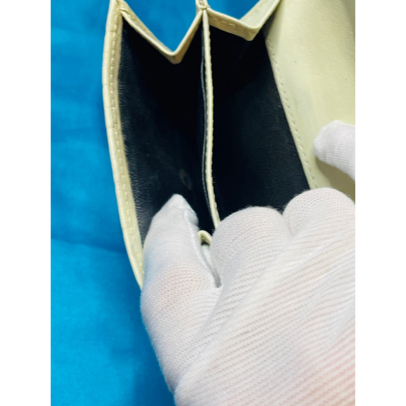 Gucci Vanilla Cream Leather Heart Logo Bi-Fold Wallet - Picture 12 of 15